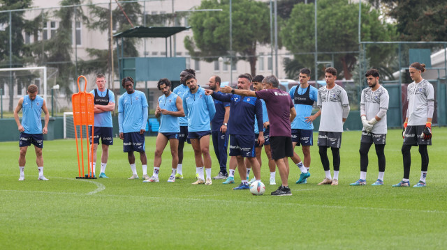 Şenol Güneş idmanlarda oyuncularına uyarılarda bulunuyor. 