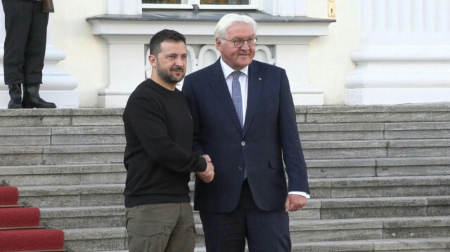 À l'issue de son voyage de 48 heures en Europe, le président ukrainien Volodymyr Zelensky est accueilli au château de Bellevue à Berlin par le président allemand Frank-Walter Steinmeier, le 11 octobre 2024. Zelensky a dit viser une fin de la guerre en 2025, en bouclant sa tournée européenne à Berlin, où il a obtenu la promesse que l'aide allemande ne faiblirait pas au moment où Kiev peine sur le front est face aux troupes russes. 