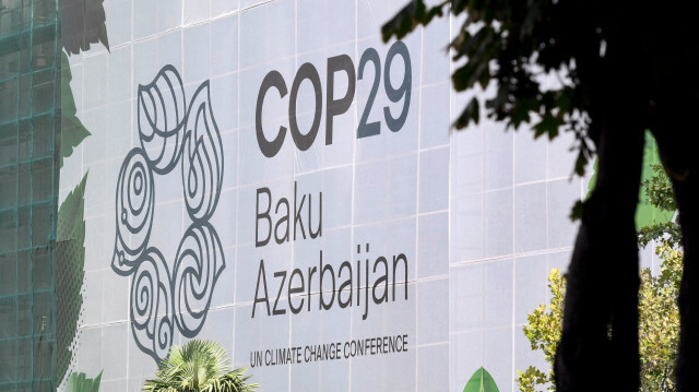 La marque de la conférence sur le climat COP29 recouvre la façade d'un bâtiment en cours de rénovation dans la capitale azerbaïdjanaise de Bakou, le 11 septembre 2024. La conférence des Nations unies sur le changement climatique de 2024 (CCNUCC COP29) se tiendra du 11 au 22 novembre 2024 à Bakou, en Azerbaïdjan.