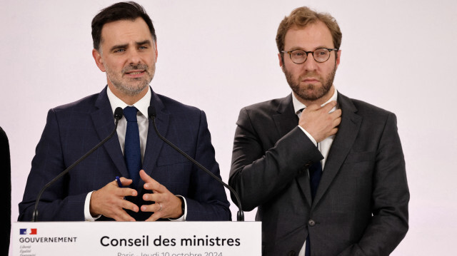 Le ministre français du Budget et des Comptes publics, Laurent Saint-Martin (à droite), s'exprime aux côtés du ministre français de l'Économie, des Finances et de l'Industrie, Antoine Armand (à gauche), lors d'un point de presse faisant suite à la réunion hebdomadaire du cabinet au cours de laquelle le budget 2025 de la France a été présenté, le 10 octobre 2024 à Paris. Le nouveau Premier ministre français est confronté à un test majeur aujourd'hui, alors qu'il présente un budget de réduction du déficit à son cabinet avant de le soumettre à un parlement largement hostile.