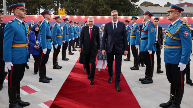 Le président turc Recep Tayyip Erdogan (G) et la première dame turque Emine Erdogan sont raccompagnés par le président serbe Aleksandar Vucic (D) à l'aéroport Nikola Tesla de Belgrade, en Serbie, le 11 octobre 2024.