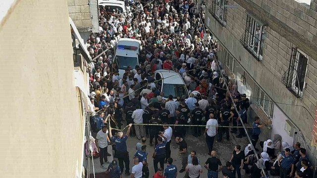 Olay yerine çok sayıda polis ve sağlık ekibi sevk edildi. 