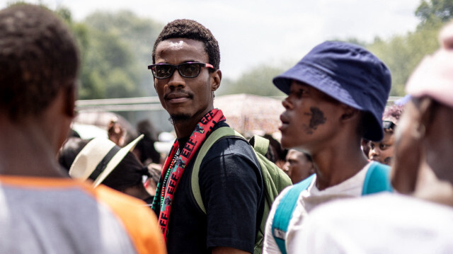 Un groupe de jeunes se rassemble lors de la Fête des jeunes électeurs des combattants pour la liberté économique (EFF) au Zoo Lake de Johannesburg, le 9 décembre 2023.