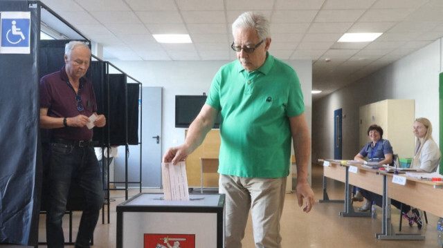 Un électeur vote lors du second tour de l'élection présidentielle du pays dans un bureau de vote à Vilnius, Lituanie, le 26 mai 2024. 