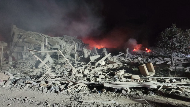 Cette photo montre des dégâts sur le site d'une frappe aérienne israélienne qui a visé la ville de Nabatiyeh, dans le sud du Liban, le 12 octobre 2024. L'agence de presse nationale officielle (NNA) a déclaré que "les avions de guerre israéliens... ont effectué une frappe qui a visé le centre de la place du marché" à Nabatiyeh, une importante ville du Sud-Liban située à environ 12 kilomètres de la frontière avec Israël.