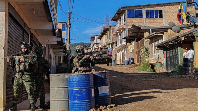 Des soldats de l'armée colombienne montent la garde pendant l'opération "Perseus" à El Plateado, département du Cauca, Colombie, le 12 octobre 2024. 