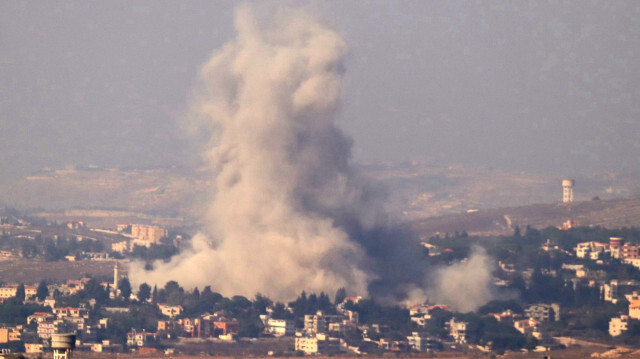 Une photo prise dans la région de Marjeyoun montre de la fumée s'élevant du site d'une frappe aérienne israélienne qui a visé le village de Kfar Tibnit, dans le sud du Liban, le 13 octobre 2024, dans le cadre de la guerre entre le Hezbollah et Israël.