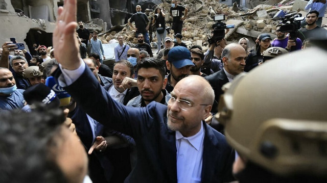 Le président du Parlement iranien, Mohammad Bagher Ghalibaf (C), retourne à sa voiture après avoir visité le site d'une frappe aérienne israélienne qui a visé le quartier de Basta à Beyrouth, le 12 octobre 2024.