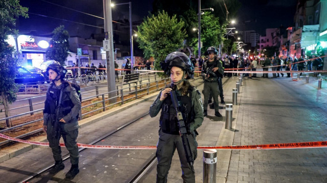 Des gardes-frontières israéliens se déploient sur les lieux d'une fusillade à l'extérieur de la mosquée al-Nuzha le long du boulevard Jersalem à Jaffa, au sud de Tel Aviv, le 1er octobre 2024.