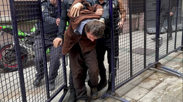 Beyoğlu'nda polise bıçakla saldıran şüpheli tutuklandı.