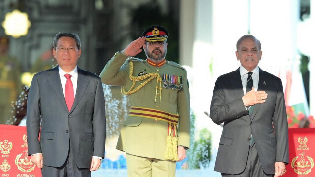 Le Premier ministre chinois Li Qiang (à gauche) et le Premier ministre pakistanais Shehbaz Sharif (à droite) lors de sa réception cérémoniale à la Maison du Premier ministre à Islamabad, le 24 Octobre 2024.