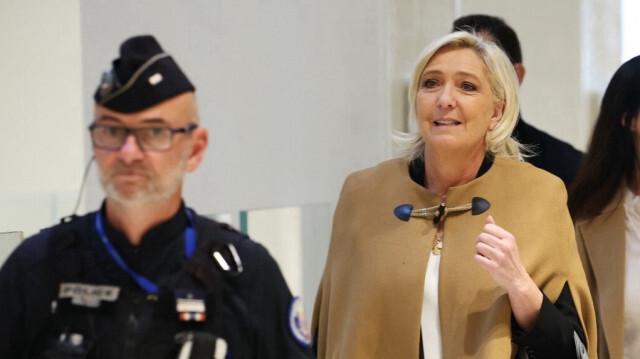 Marine Le Pen, députée d'extrême droite du Rassemblement national (RN), arrive au palais de justice de Paris pour son procès concernant des soupçons de détournement de fonds publics européens, à Paris, le 14 octobre 2024.