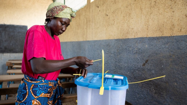 Un membre du bureau de vote scelle une urne dans un bureau de vote du quartier d'Abena, à N'Djamena, le 6 mai 2024, lors de l'élection présidentielle au Tchad.