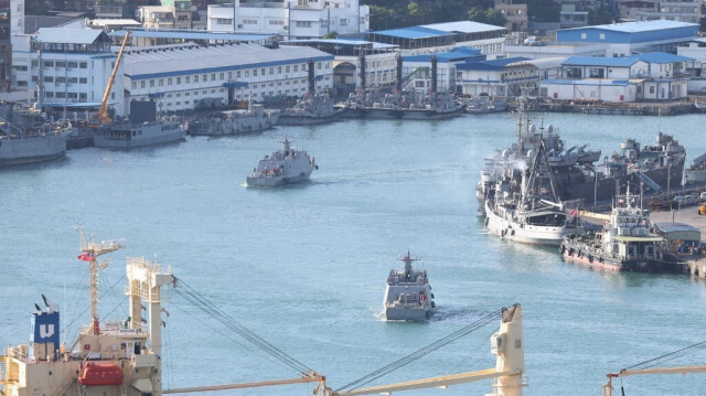 Deux bateaux lance-missiles de classe Kuang Hua VI de la marine taïwanaise naviguent dans le port de Keelung le 14 octobre 2024.