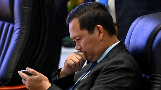 Le Premier ministre cambodgien Hun Manet regarde un téléphone lors du 14e sommet ASEAN-Nations Unies pendant les 44e et 45e sommets de l'Association des nations de l'Asie du Sud-Est (ASEAN) à Vientiane, le 11 octobre 2024.