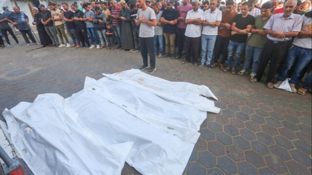 La Cérémonie funéraire dans la zone après les attaques israéliennes dans la cour de l'hôpital des martyrs d'Al-Aqsa à Deir Al-Balah dans la Bande de Gaza, le 14 octobre 2024.