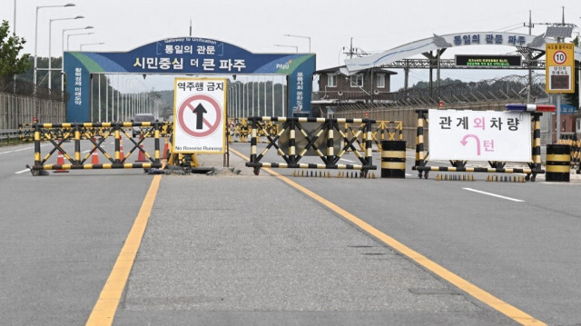 Des barricades sont visibles à un point de contrôle militaire sur le pont Tongil, la route menant à la ville nord-coréenne de Kaesong, dans la ville frontalière de Paju, le 14 octobre 2024.