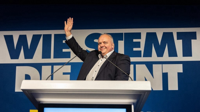 Guy D'haeseleer, du parti d'extrême droite flamand Vlaams Belang, salue la foule lors du dernier congrès du parti à Lokeren, le 6 octobre 2024.