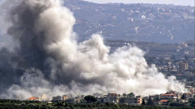 Un nuage de fumée se dégageant d'une frappe aérienne israélienne dans la ville de Tyr, au sud du Liban, le 14 octobre 2024.