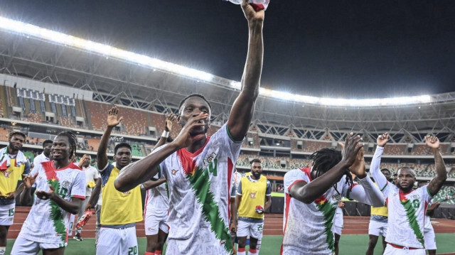 Le numéro 14 du Burkina Faso, Issoufou Dayo, célèbre avec ses coéquipiers à la fin du match de qualification pour la Coupe d'Afrique des Nations 2025 entre le Burkina Faso et le Burundi au stade Alassane Ouattara d'Ebimpe à Anyama, le 10 octobre 2024. 