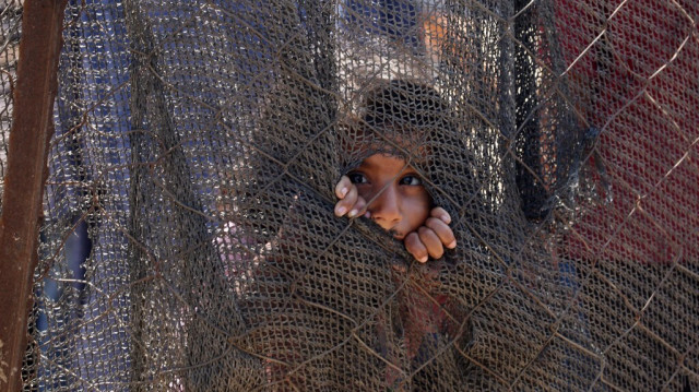 Un enfant palestinien déplacé de force en raison des bombardements de l'armée d'occupation israélienne, à Deir el-Balah dans le centre de la bande de Gaza, le 8 août 2024.