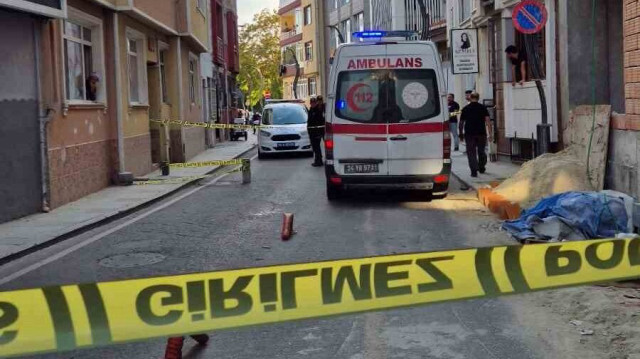 Çevredeki vatandaşların ihbarı üzerine olay yerine polis ve sağlık ekipleri sevk edildi. 