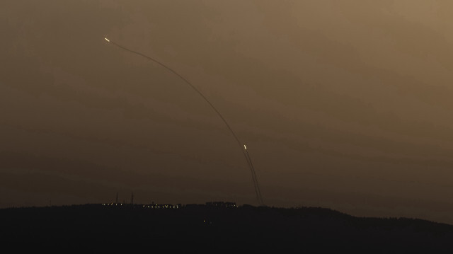 Roquettes tirées depuis le sud du Liban vers la région de Safed, dans le nord d'Israël, le 15 octobre 2024.