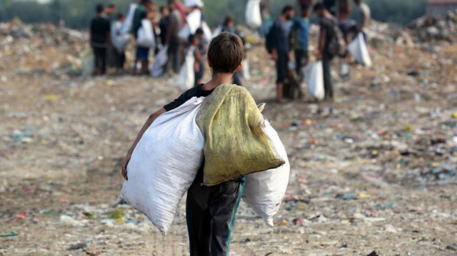 Un enfant palestinien dans une décharge à Khan Yunis, dans le sud de la bande de Gaza, le 15 octobre 2024.