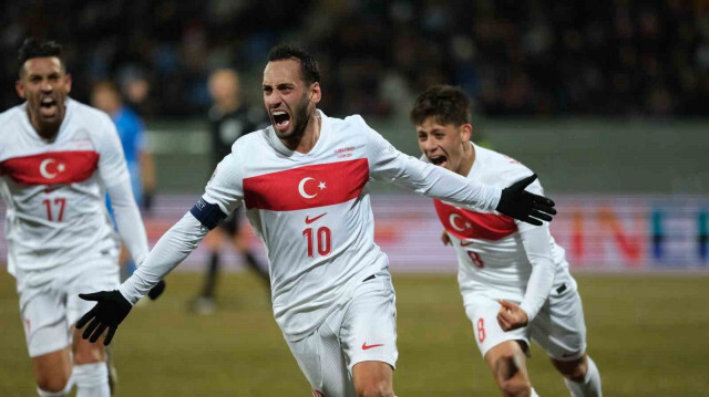 Hakan Çalhanoğlu, İzlanda deplasmanında attığı golün ardından sevinirken.