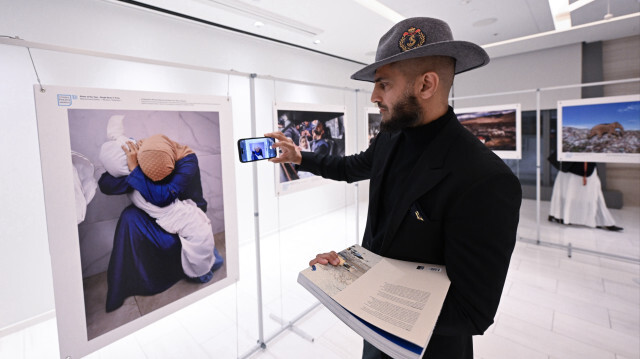 La deuxième exposition de la 10ᵉ édition du concours international de photographie de presse, Istanbul Photo Awards, organisé par Anadolu, a été inaugurée à New York, le 16 octobre 2024.