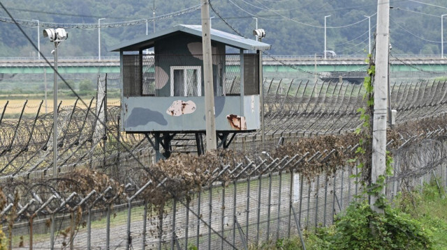 Un poste de garde militaire sud-coréen est vu depuis le parc de la paix Imjingak près de la zone démilitarisée (DMZ) qui divise les deux Corées à Paju, le 14 octobre 2024. 