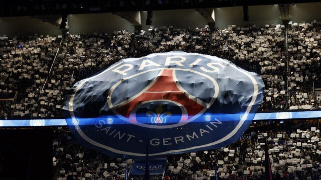 Un énorme logo du Paris Saint-Germain est dévoilé dans les tribunes avant le match de football de L1 français entre le Paris Saint-Germain (PSG) et le Stade Brestois 29 (Brest) au Stade Parc des Princes, à Paris, le 14 septembre 2024.