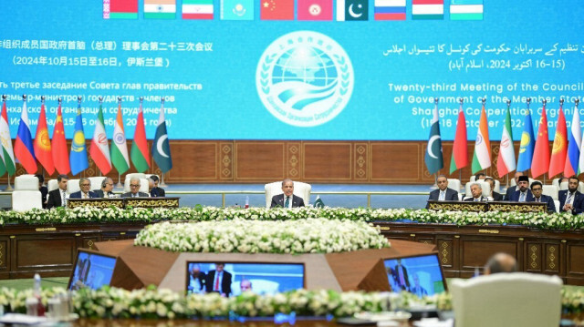 Le Premier ministre pakistanais Shehbaz Sharif (C) s'adressant au sommet de l'Organisation de coopération de Shanghai (OCS), à Islamabad, le 16 octobre 2024.