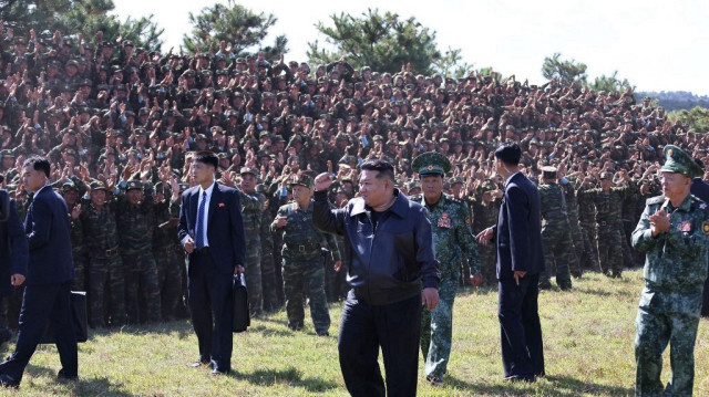 Le dirigeant nord-coréen Kim Jong Un (C) inspectant une base d'entraînement des forces d'opérations spéciales de l'armée populaire coréenne dans la région occidentale, dans un lieu non divulgué en Corée du Nord, le 4 octobre 2024.