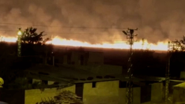 Kilis'te mayınlı bölgeye düşen havan mermileri sonrası yangın çıktı.