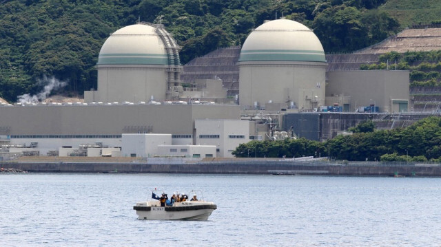 Un bateau de la Garde côtière japonaise patrouille devant le réacteur n° 3 (à gauche) de la centrale nucléaire de Takahama à Takahama, dans la préfecture de Fukui, à quelque 350 kilomètres (215 miles) à l'ouest de Tokyo.