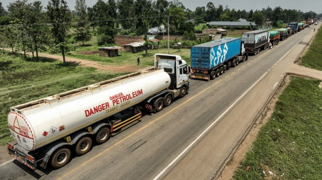 Vue générale de camions transportant des marchandises vers l'Ouganda faisant la queue sur la route menant au Malaba One Stop Border Post, un point de passage frontalier entre le Kenya et l'Ouganda à Malaba, dans l'ouest du Kenya, le 20 août 2024. 