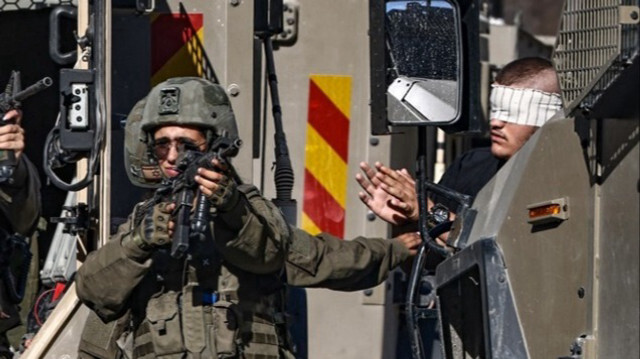 Des soldats de l'armée d'occupation arrêtent un Palestinien  à Tubas, dans le nord de la Palestine occupée.