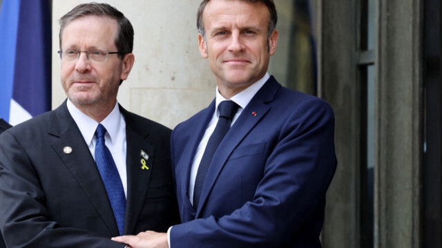 Le président français Emmanuel Macron accueille avec les honneurs son homologue israélien Isaac Herzog avant la cérémonis des Jeux olympiques de Paris 2024 au palais présidentiel de l'Élysée à Paris, le 26 juillet 2024.