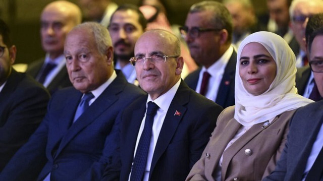 Le ministre du Trésor et des Finances Mehmet Şimşek (C), la ministre koweïtienne des Finances, Noora Suleiman Salem Al-Fassam (D) et le secrétaire général de la Ligue arabe, Ahmed Aboul Gheit (G), à la cérémonie d'ouverture du 15ème Forum Économique Turco-Arabe à Istanbul en Turkiye, le 17 octobre 2024.