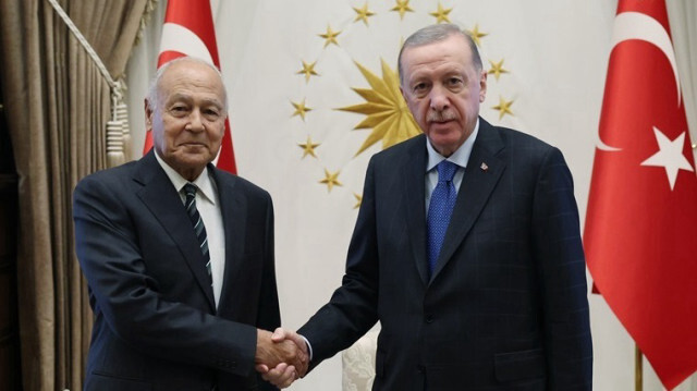 Le Président turc, Recep Tayyip Erdogan (D) rencontre le secrétaire général de la Ligue arabe, Ahmed Abu Gheit (G) dans le complexe présidentiel d'Ankara en Turkiye, le 16 octobre 2024.