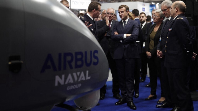 Le président français Emmanuel Macron lors d'une visite à un stand à Euronaval, le salon mondial de la défense navale au Bourget près de Paris, le 23 octobre 2018.