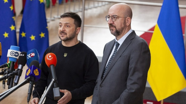 Ukrainian President Volodymyr Zelenskyy (L) and President of European Council Charles Michel (R)