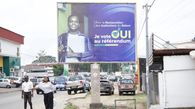 Une affiche électorale pour un prochain référendum constitutionnel est vue à Libreville le 29 août 2024.