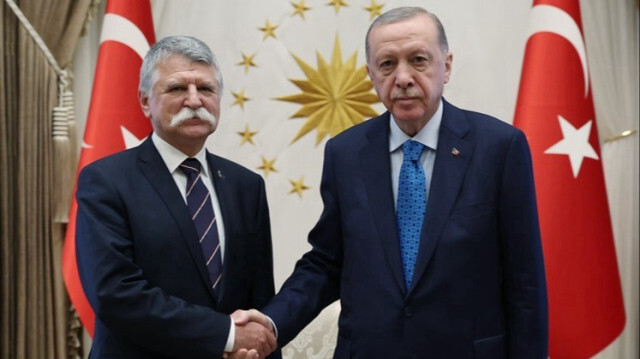 Le Président turc, Recep Tayyip Erdogan (D) et le président de l'Assemblée nationale hongroise Laszlo Kover (G) dans le complexe présidentiel d'Ankara en Turkiye, le 17 octobre 2024.