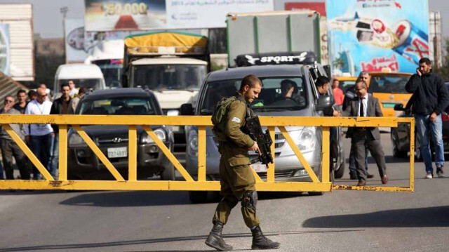 الخليل.. قوات الاحتلال تقيد حركة الفلسطينيين أثناء جنازة مستوطن قتل بلبنان