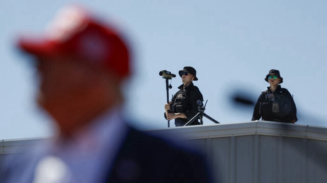 Des agents du Secret service et des forces de l'ordre locales sur le toit à proximité du candidat républicain à la présidence, l'ancien président Donald Trump, lors d'un meeting de campagne à l'Aero Center Wilmington, le 21 septembre 2024 à Wilmington, en Caroline du Nord.