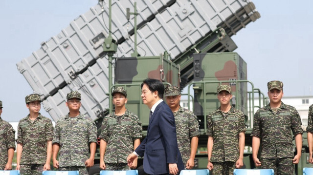 Le président taïwanais Lai Ching-te passe devant les soldats d'une base navale après des exercices militaires chinois en début de semaine à Taoyuan, le 18 octobre 2024.