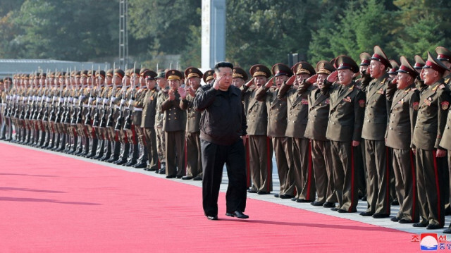 Le dirigeant nord-coréen Kim Jong Un (C) visitant le commandement du 2e corps de l'armée populaire coréenne, dans un lieu non divulgué en Corée du Nord, le 18 octobre 2024.