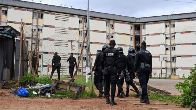 Des membres des forces de sécurité ivoiriennes patrouillent lors d'une opération d'évacuation au campus de Mermoz après que le ministère de l'Éducation nationale ait ordonné aux étudiants occupant illégalement des chambres dans les résidences universitaires de quitter les lieux, à Cocody, Abidjan, le 7 octobre 2024. 